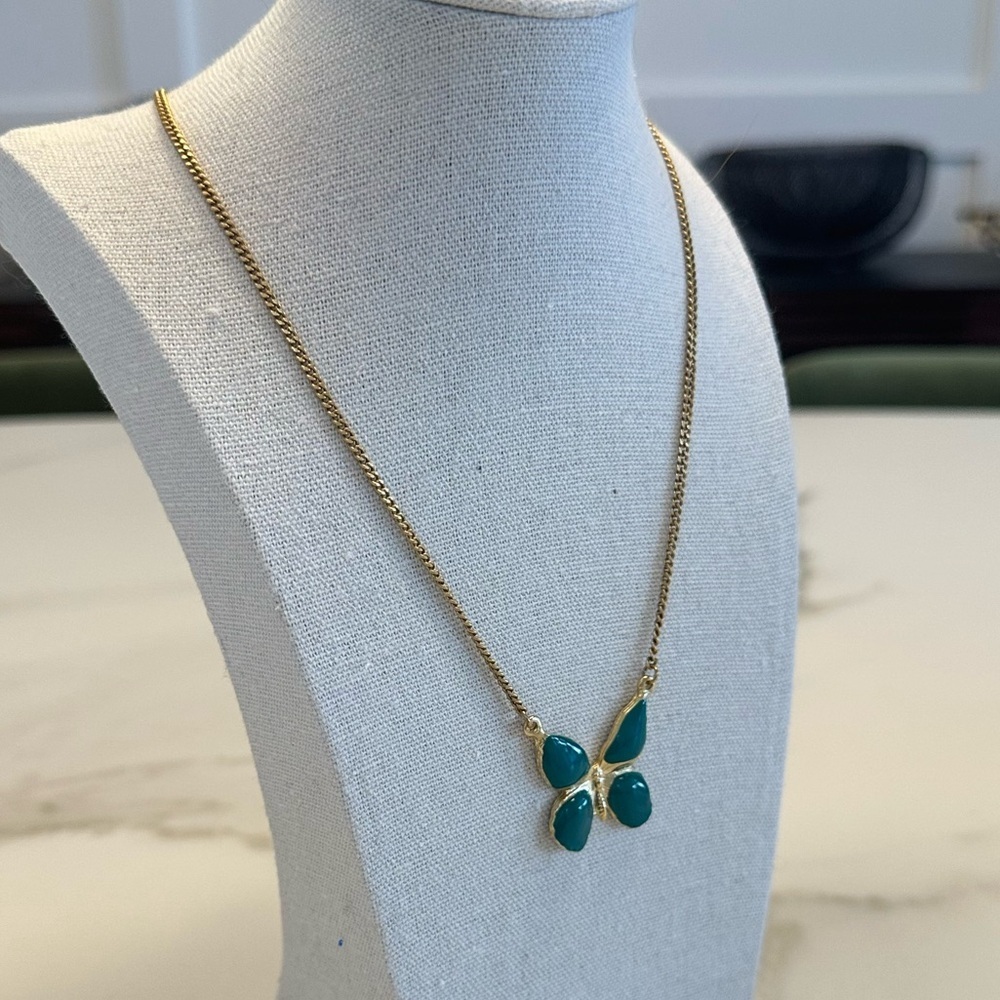 TOVA - Delicate Green Butterfly Pendant Necklace on Gold Tone Chain - Picture 3 of 16